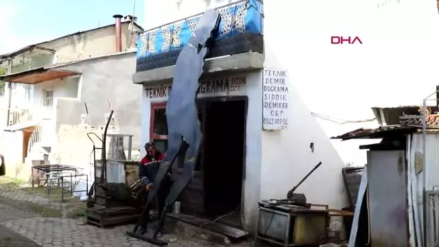 Sivas demirci ustası, 4 metrelik atatürk anıtı yaptı Sivas demirci ustası, 4 metrelik atatürk anıtı yaptı