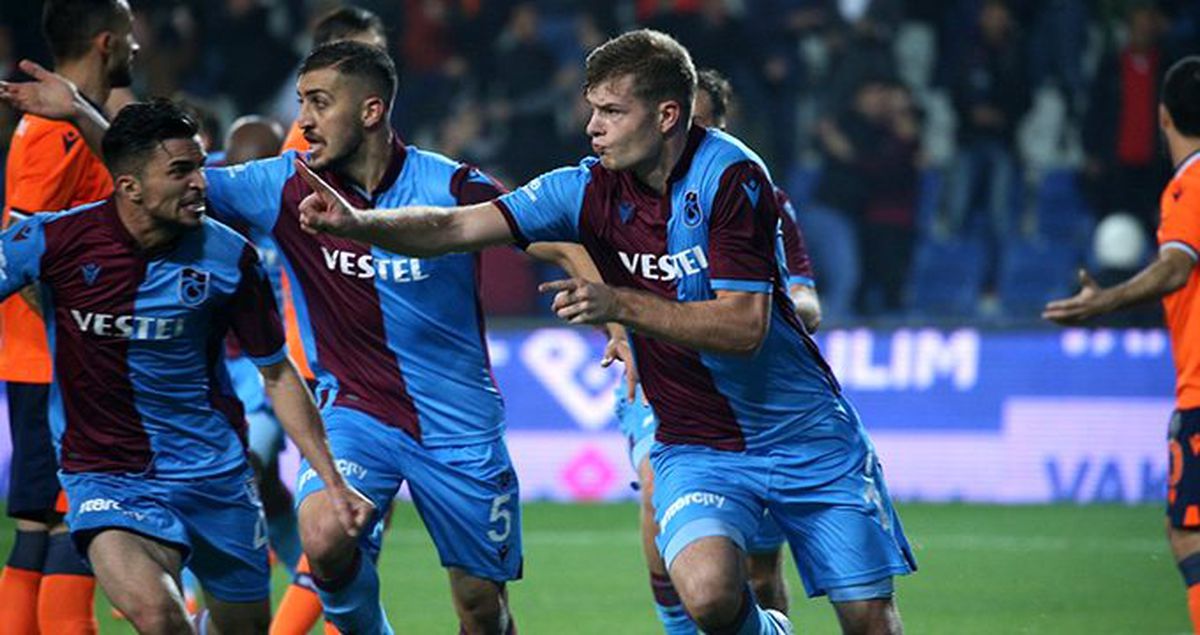 Son dakikada gelen gol sonrası tribünler karıştı!