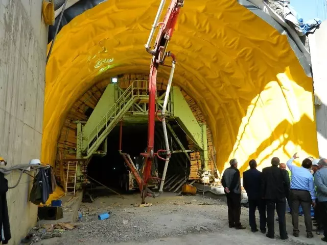 Ulgar Dağı Tüneli'nde çalışmalar devam ediyor Ulgar Dağı Tüneli'nde çalışmalar devam ediyor
