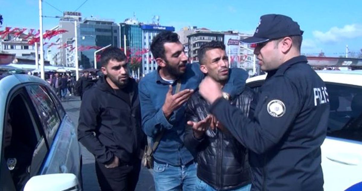 Sahte parayla alışveriş yapmak isteyen turistin foyasını, satıcının dikkati ortaya çıkardı