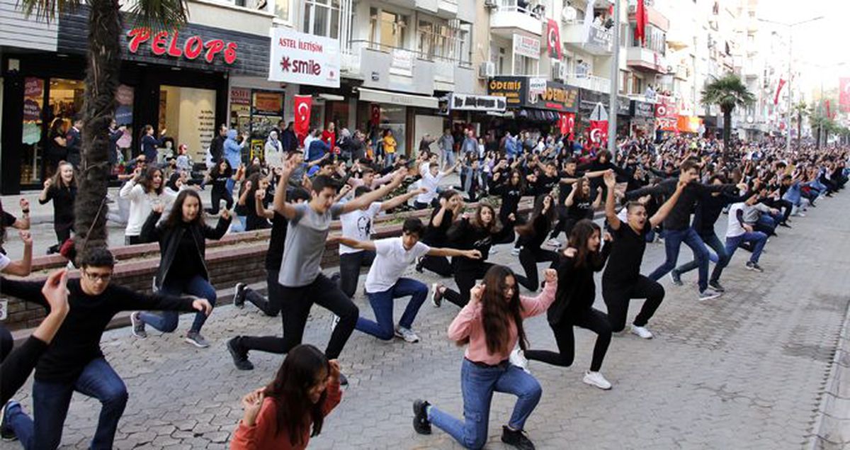 İzmir Ödemiş'te 2 bin gönüllü Cumhuriyet Bayramı için aynı anda zeybek oynadı
