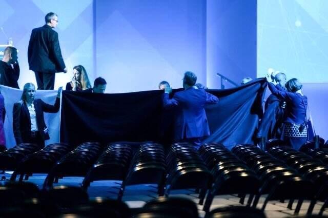 Alman bakan, katıldığı konferansta merdivenlerden düştü
