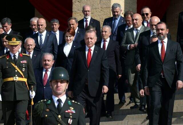 Cumhurbaşkanı Erdoğan, Anıtkabir'de CHP heyeti ile tokalaşmadı