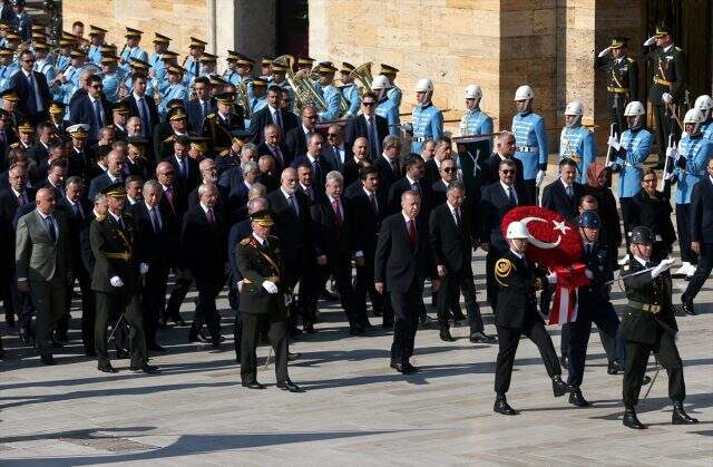 Cumhurbaşkanı Erdoğan, Anıtkabir'de CHP heyeti ile tokalaşmadı