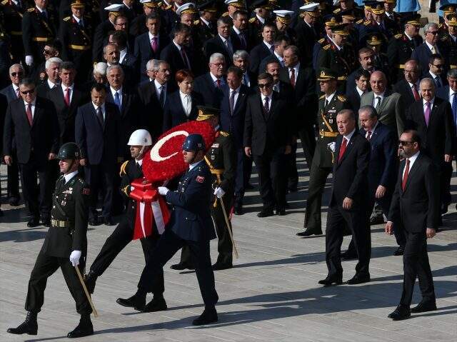 Cumhurbaşkanı Erdoğan, Anıtkabir'de CHP heyeti ile tokalaşmadı