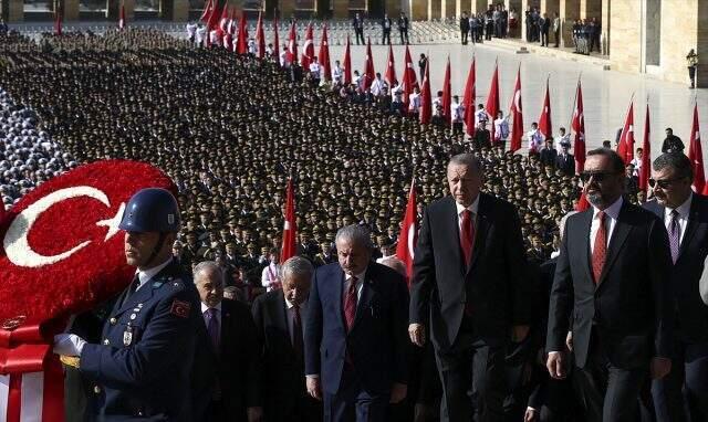 Cumhuriyet 96 yaşında! hükümet erkanı Ata'nın huzuruna çıktı