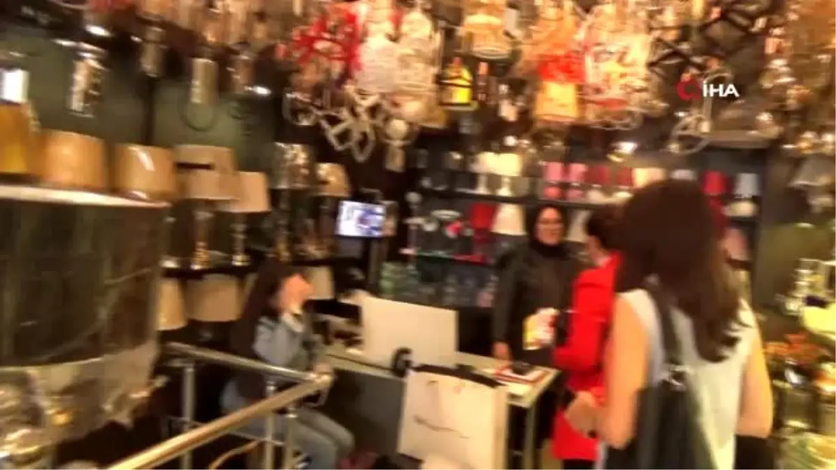 Genç ve kadın girişimcilerden Cumhuriyet Bayramı'nda esnafa Türk Bayrağı hediyesi