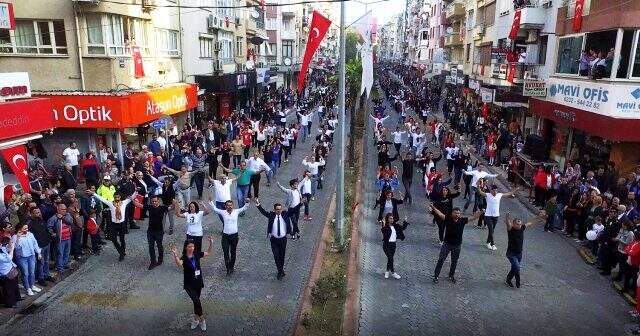 İzmir Ödemiş'te 2 bin gönüllü aynı anda zeybek oynadı