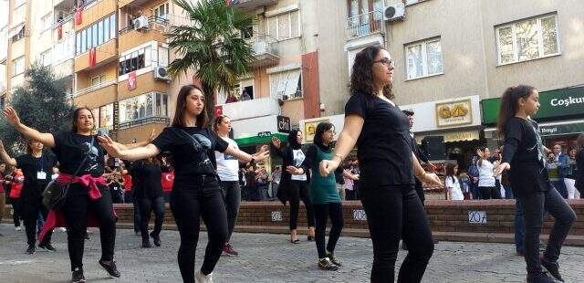 İzmir Ödemiş'te 2 bin gönüllü aynı anda zeybek oynadı