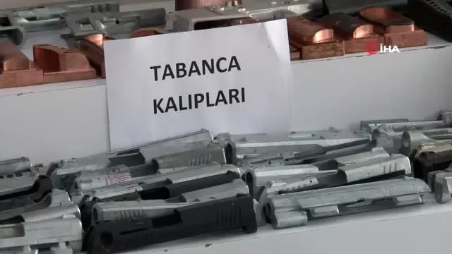 Silah kaçakçılığı operasyonunda 3'ü polis 17 şüpheli tutuklandı Silah kaçakçılığı operasyonunda 3'ü polis 17 şüpheli tutuklandı