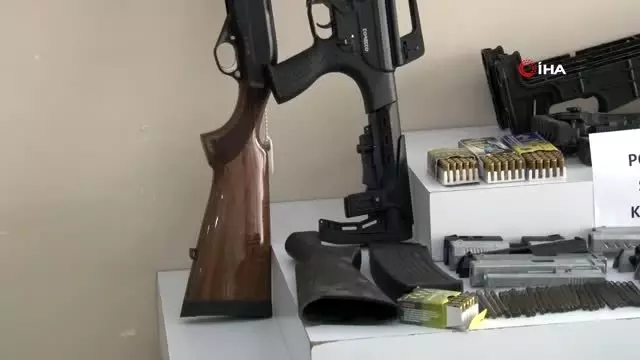Silah kaçakçılığı operasyonunda 3'ü polis 17 şüpheli tutuklandı Silah kaçakçılığı operasyonunda 3'ü polis 17 şüpheli tutuklandı