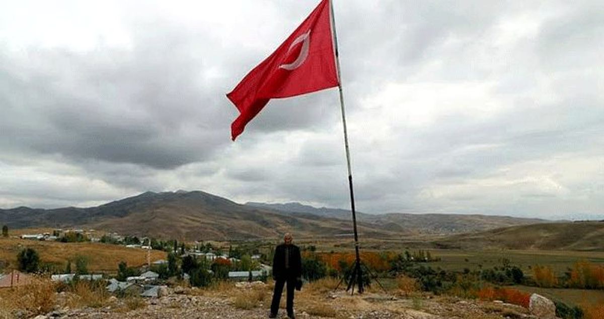 Tehditlere rağmen 35 yıldır Türk bayrağını dalgalandıran Tahir Öztepe, 29 Ekim resepsiyonuna davet edildi