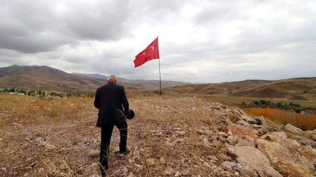 Tehditlere rağmen 35 yıldır Türk bayrağını dalgalandıran Tahir Öztepe, 29 Ekim resepsiyonuna davet edildi