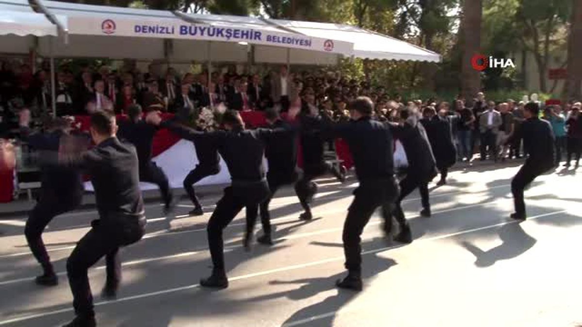 29 Ekim kutlamalarına 'gardiyanların' gösterisi damga vurdu