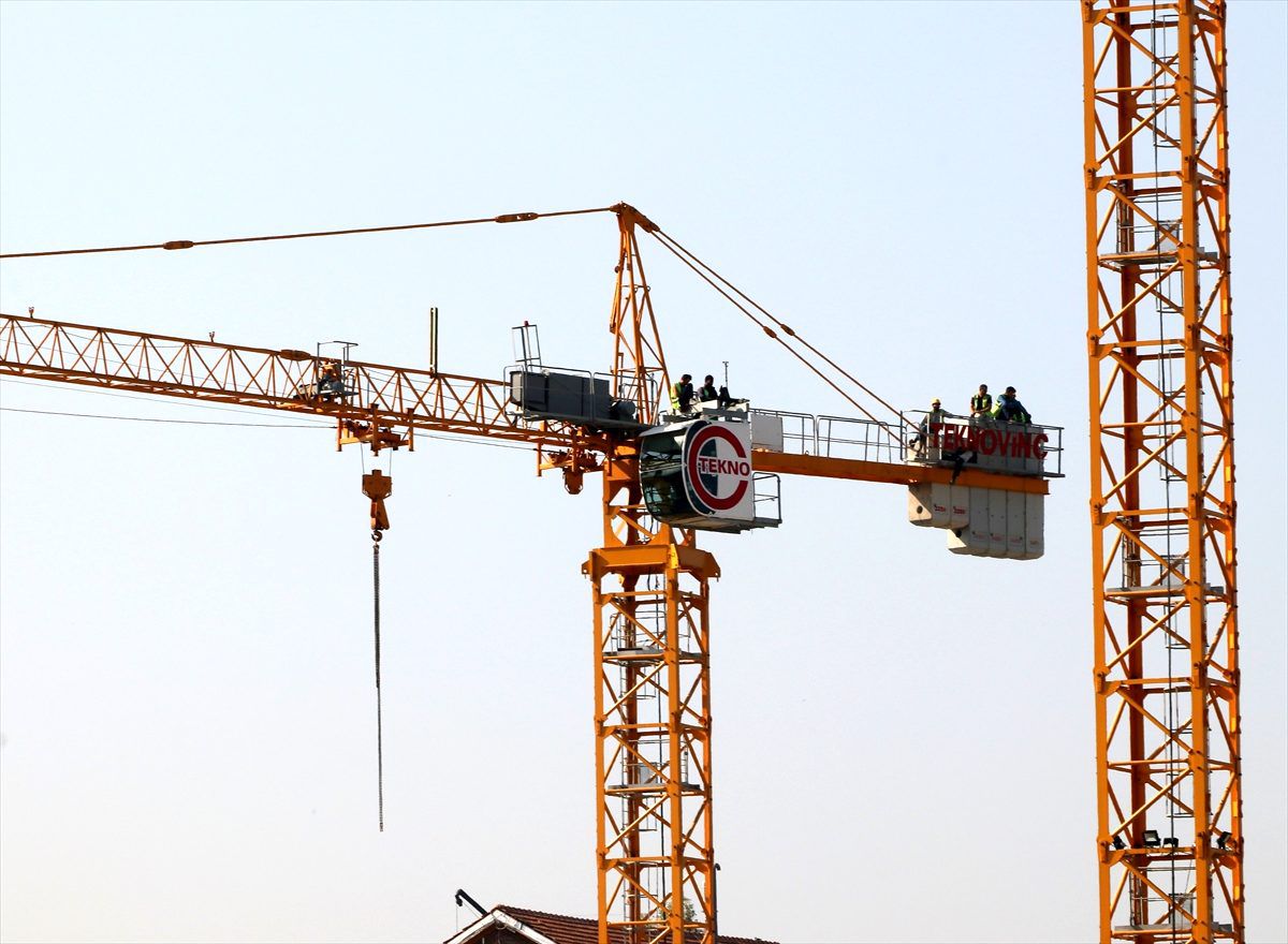 Alacaklarının ödenmesini isteyen işçiler, vinçte eylem yaptı
