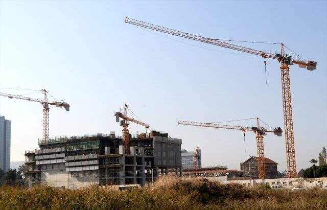 Alacaklarının ödenmesini isteyen işçiler vinçte eylem yaptı, maaşları yattı