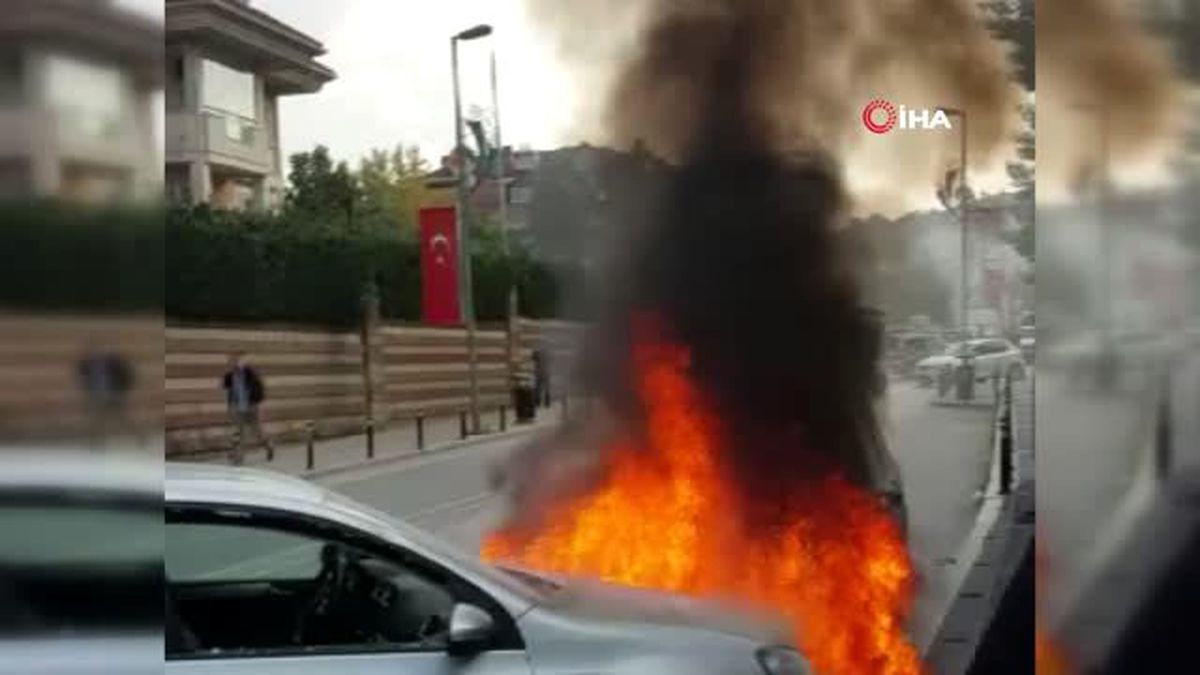 Çekmeköy'de iki otomobilin alev alev yandığı anlar kamerada