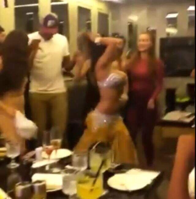 Derbide çocuğun hasta diye forma giymeyen Donk'un dansözlerle görüntüsü çok konuşuldu