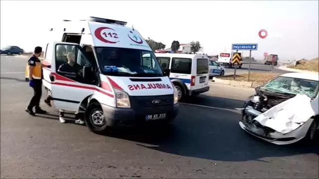 Kamyonla çarpışan otomobil hurdaya döndü Kamyonla çarpışan otomobil hurdaya döndü