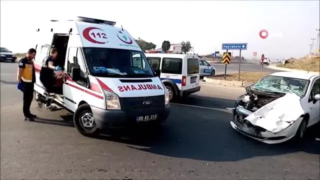 Kamyonla çarpışan otomobil hurdaya döndü Kamyonla çarpışan otomobil hurdaya döndü
