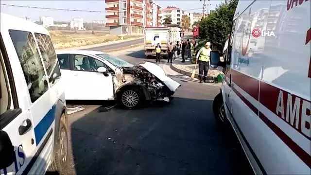 Kamyonla çarpışan otomobil hurdaya döndü Kamyonla çarpışan otomobil hurdaya döndü