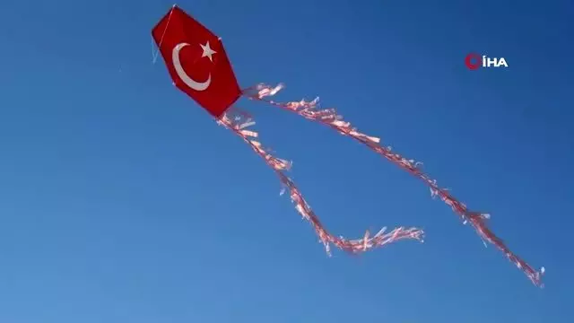 Kızılay'dan miniklere uçurtma şenliği