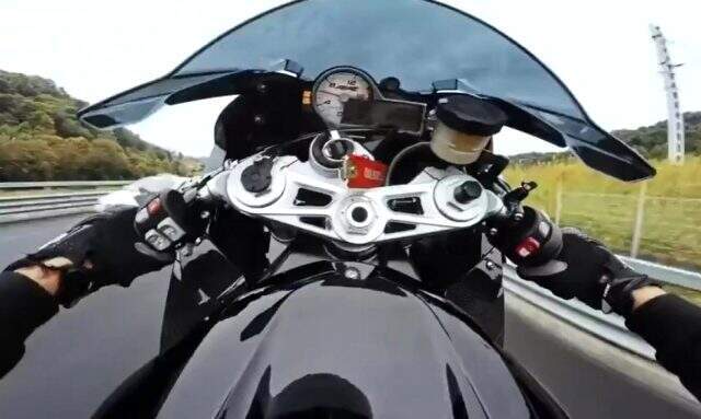 Motosikletli Rus modelin kaza yaptığı anlar kameraya yansıdı