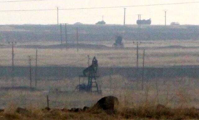 Rus askeri polisinden petrol kuyuları çevresinde devriye