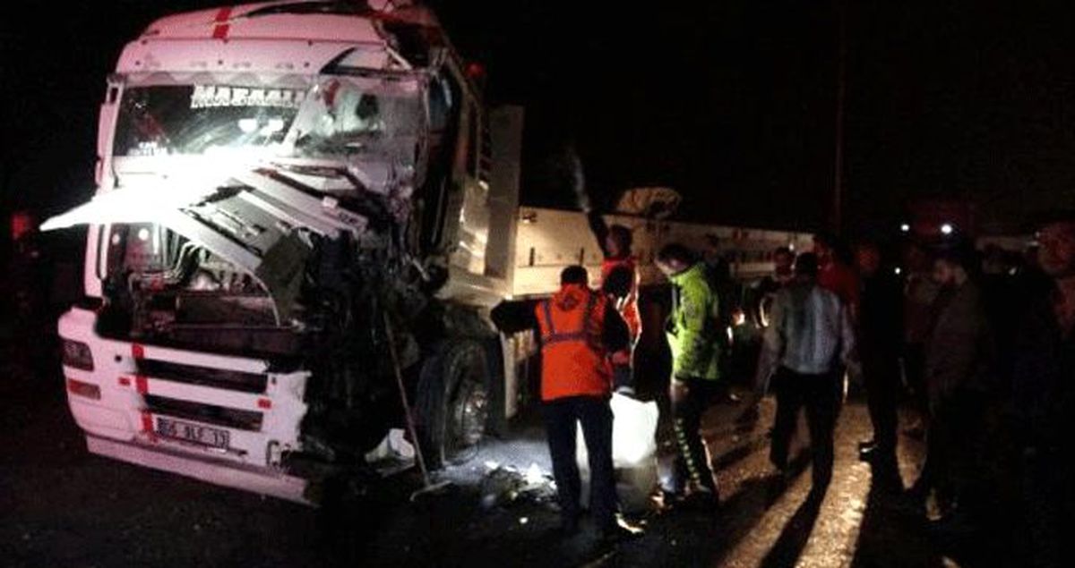 TEM'de iki tır çarpıştı, yol ulaşıma kapandı: 1 yaralı