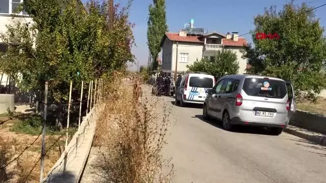 2 yaşındaki adem çakmakla oynarken perdeleri tutuşturdu