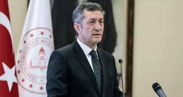 Bakan Ziya Selçuk, öğretmenlerin giyeceği yeni önlük modellerini sosyal medya hesabından paylaştı Bakan Ziya Selçuk, öğretmenlerin giyeceği yeni önlük modellerini sosyal medya hesabından paylaştı