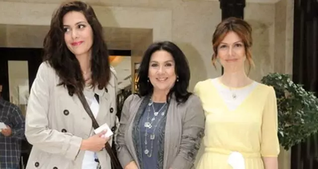 Bergüzar Korel'in ablası Zeynep Korel, 30 yaşında annesinden dayak yediğini itiraf etti Bergüzar Korel'in ablası Zeynep Korel, 30 yaşında annesinden dayak yediğini itiraf etti