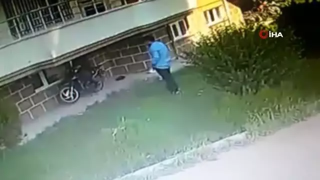 Biri gözcülük yaptı, diğeri böyle çaldı Biri gözcülük yaptı, diğeri böyle çaldı