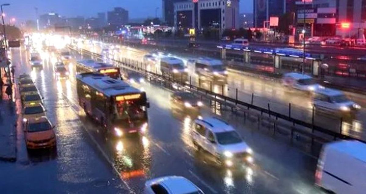 İstanbul'da yağış sonrası trafik yoğunluğu yüzde 80 seviyesine ulaştı