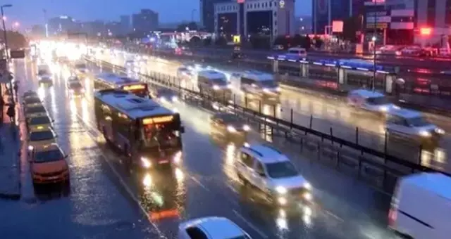 İstanbul'da yağış sonrası trafik yoğunluğu yüzde 80 seviyesine ulaştı İstanbul'da yağış sonrası trafik yoğunluğu yüzde 80 seviyesine ulaştı