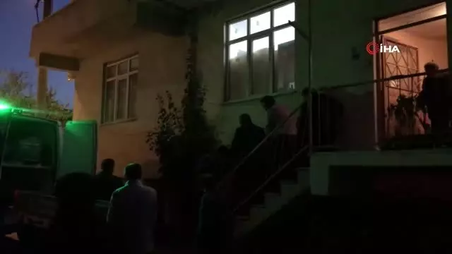 Kapısını kırıp girdikleri evden ceset çıktı Kapısını kırıp girdikleri evden ceset çıktı