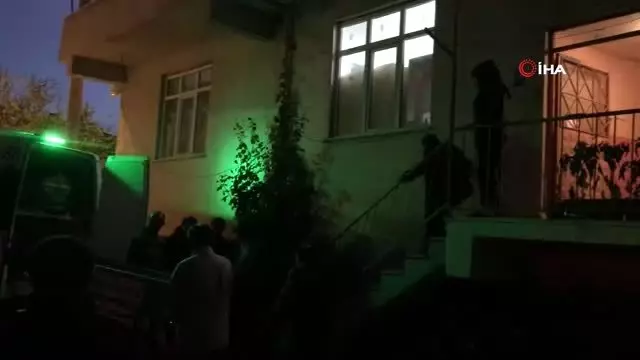 Kapısını kırıp girdikleri evden ceset çıktı Kapısını kırıp girdikleri evden ceset çıktı