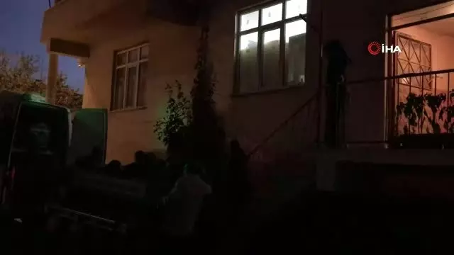 Kapısını kırıp girdikleri evden ceset çıktı Kapısını kırıp girdikleri evden ceset çıktı
