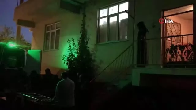 Kapısını kırıp girdikleri evden ceset çıktı Kapısını kırıp girdikleri evden ceset çıktı