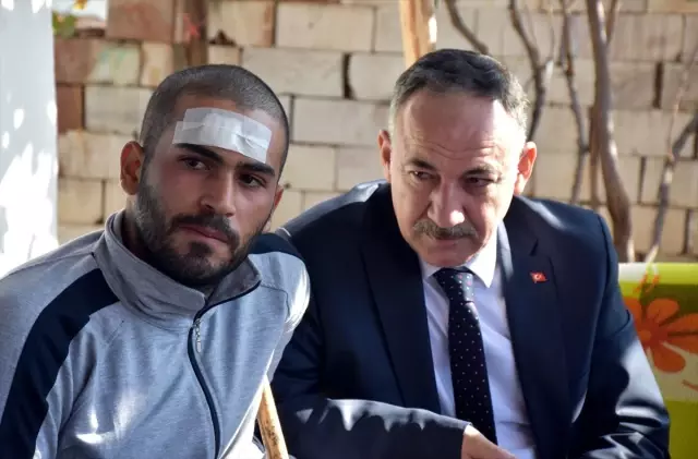 Kırıkkale valisi ve belediye başkanından yaralı uzman onbaşıya ziyaret Kırıkkale valisi ve belediye başkanından yaralı uzman onbaşıya ziyaret