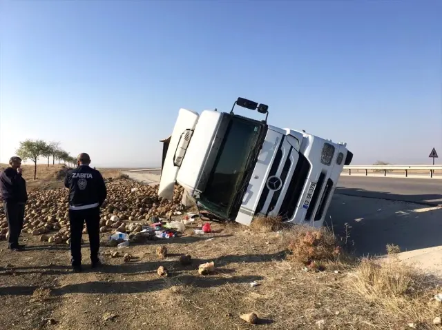 Konya'da pancar yüklü tır devrildi