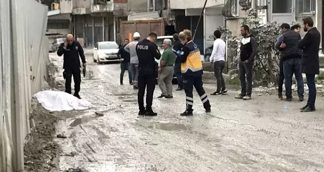 Lastiklerini kontrol ettiği kamyonun altında kalarak hayatını kaybetti