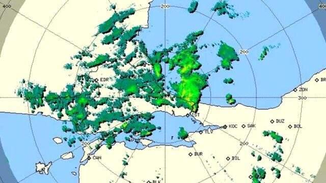 Meteoroloji'nin uyardığı yağmur başladı, İstanbul'da bulutlar gündüzü geceye çevirdi!