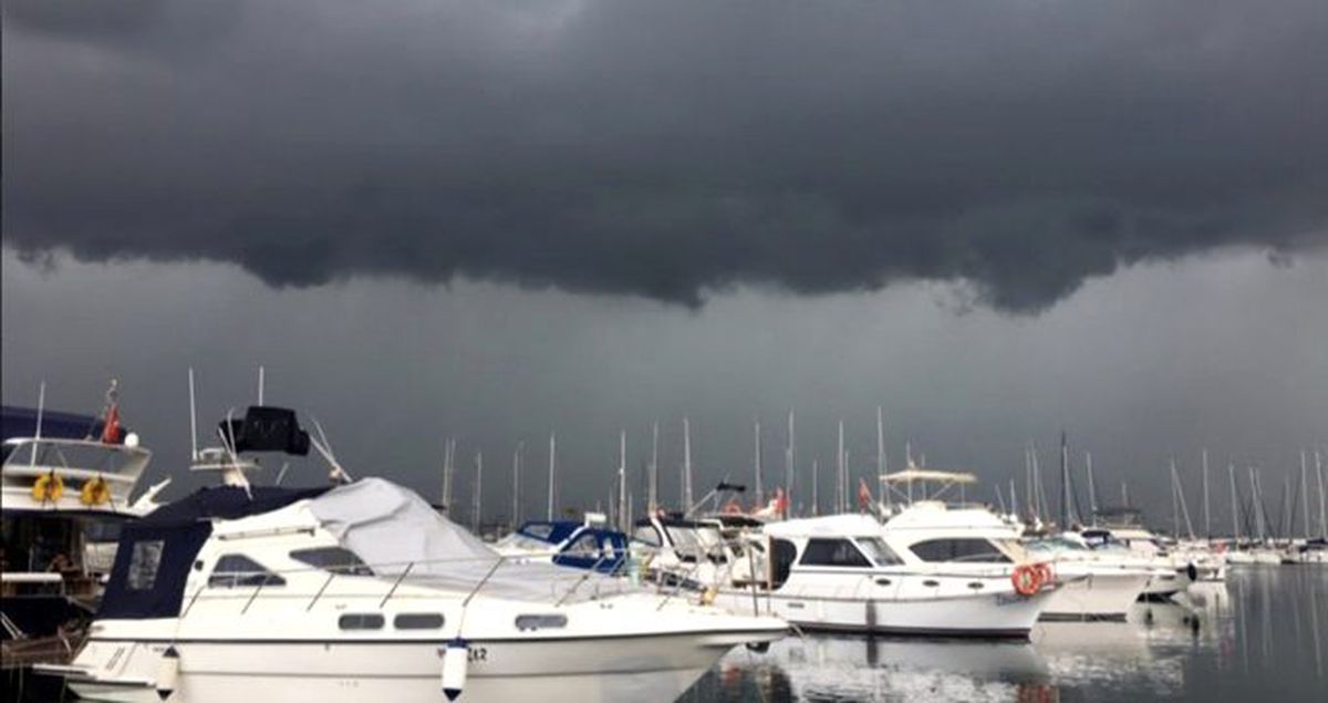 Meteoroloji'nin uyardığı yağmur başladı, İstanbul'da bulutlar gündüzü geceye çevirdi!