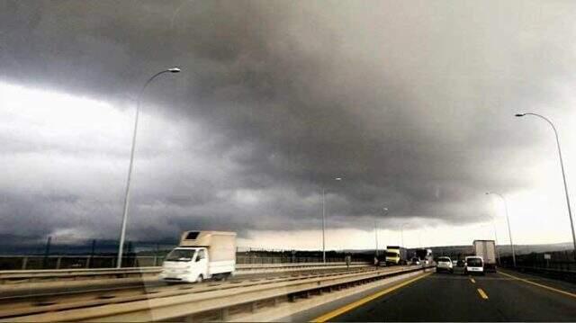 Meteoroloji'nin uyardığı yağmur başladı, İstanbul'da bulutlar gündüzü geceye çevirdi!