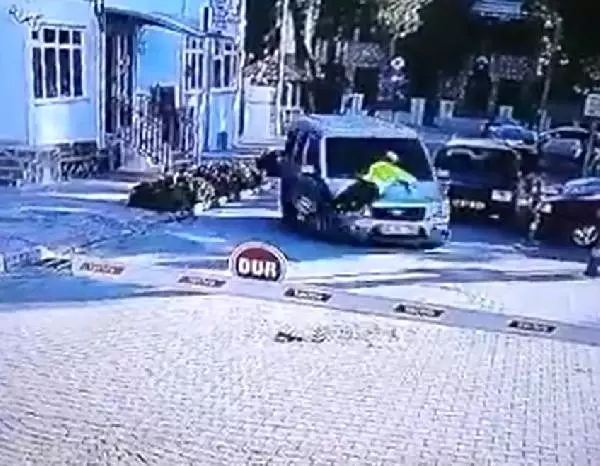 Polis, 'Dur' ihtarına uymayan şüphelinin kullandığı aracın kaputuna tutunarak 2 kilometre yol gitti Polis, 'Dur' ihtarına uymayan şüphelinin kullandığı aracın kaputuna tutunarak 2 kilometre yol gitti