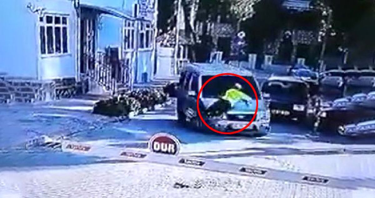 Polis, 'Dur' ihtarına uymayan şüphelinin kullandığı aracın kaputuna tutunarak 2 kilometre yol gitti
