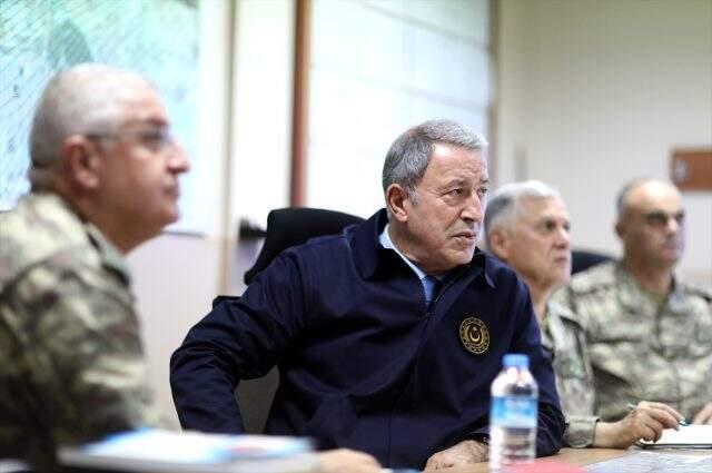 Son dakika: Bakan Akar'dan sınırdaki askerlerimize uyarı: Her an her şey olabilir, hazırlıklı olunmalı