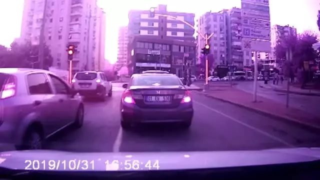 Trafikte yaşanan tartışma kameraya yansıdı Trafikte yaşanan tartışma kameraya yansıdı