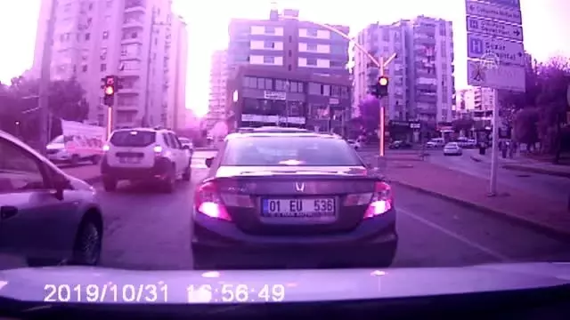 Trafikte yaşanan tartışma kameraya yansıdı Trafikte yaşanan tartışma kameraya yansıdı